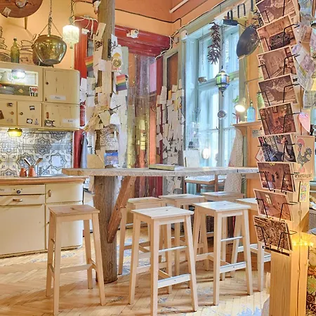Lavender Circus Hostel, Doubles & Ensuites-2